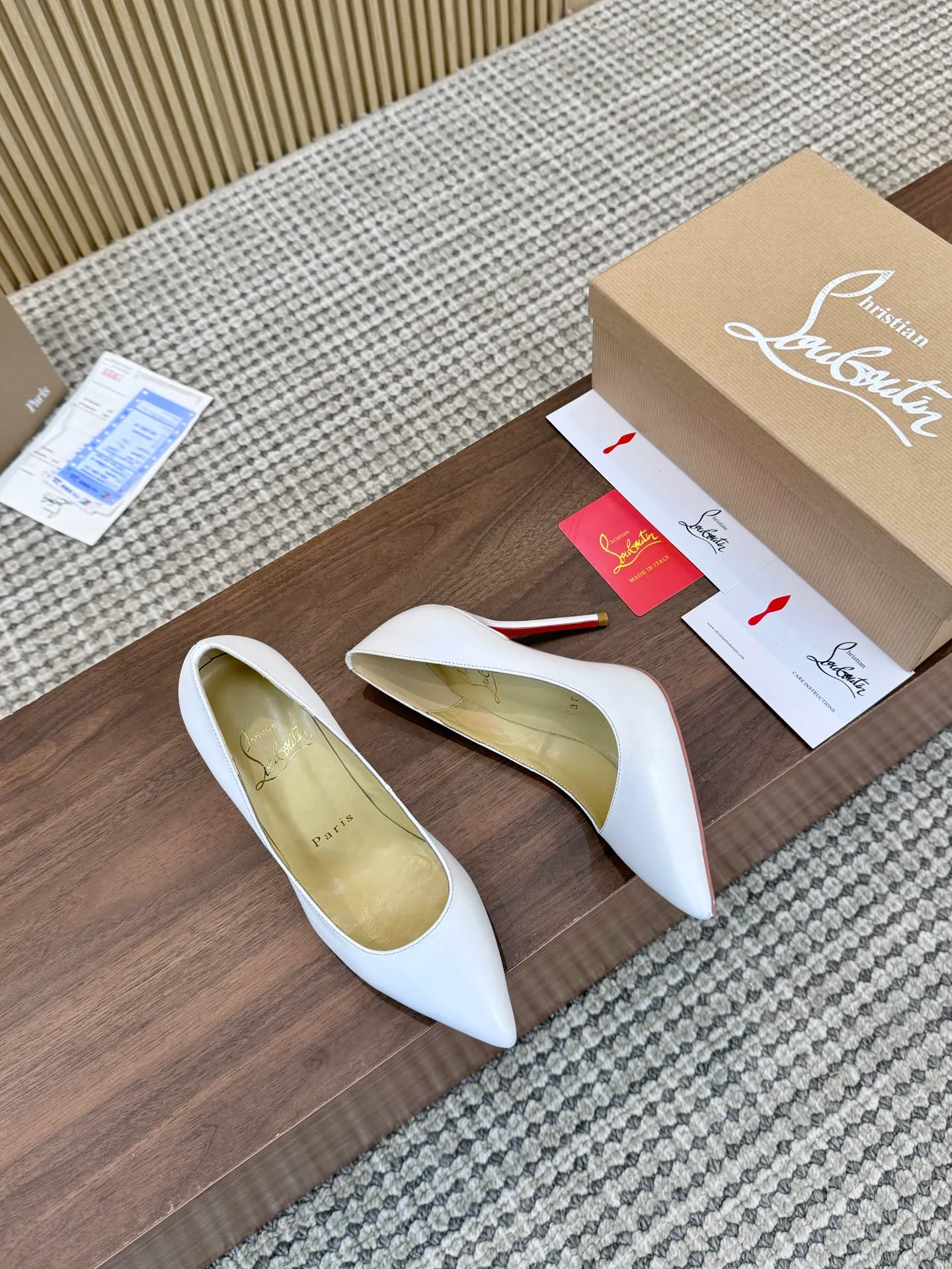 💕💕Factory direct selling price p440💕💕 Genuine leather sole +40 shipped all year round💝Christian Louboutin CL👠 "Imported cow patent leather💎Side hollow series" noble and luxurious, real blingbling👟👟 real materials, all customized by the pattern maker, and the materials are made of original customized materials to achieve the taste of the original 5 color options💍 Upper: Imported 👉cow patent leather💪 Lining: Sheepskin foot pad/lining Size: 34-40.41.42 Heel height: two options: 10.5cm and 8.5cm